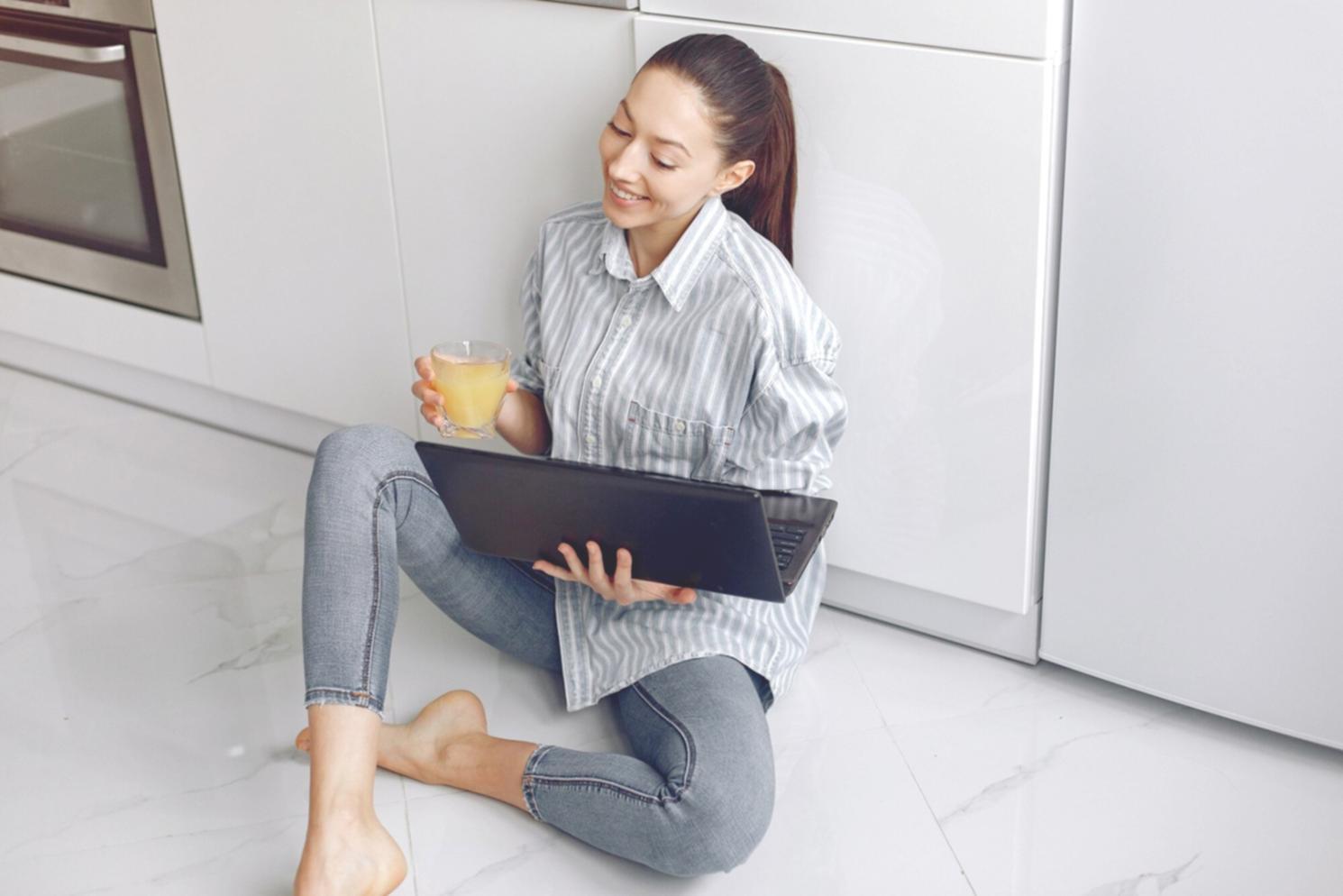 Experto financiero trabajando con análisis de datos y gráficos de presupuestos